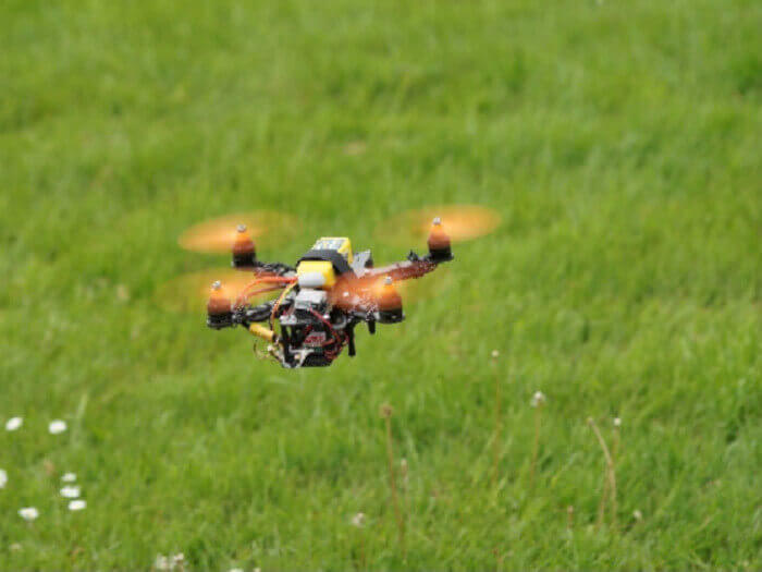 Drohne mit Kamera und Sprengstoff